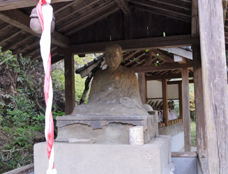最澄(伝教大師)さんの像かな?