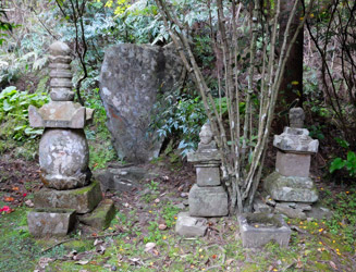 14世紀に作られた市指定文化財の宝篋印塔(ほうきょういんとう)など