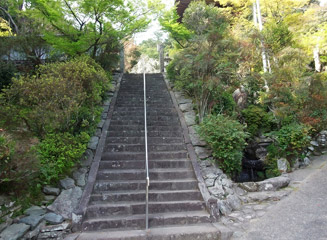 南淋寺(なんりんじ)の参道