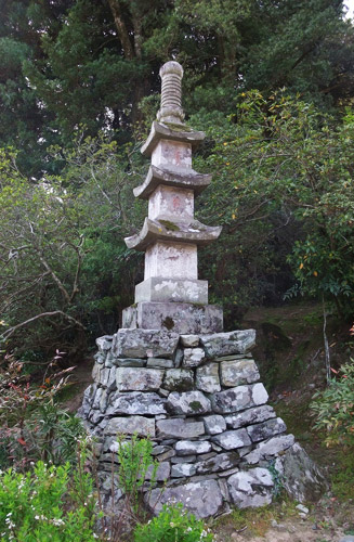 三重の石塔