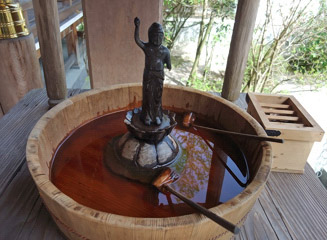 お釈迦様が天地を指さした誕生のお姿の像を安置