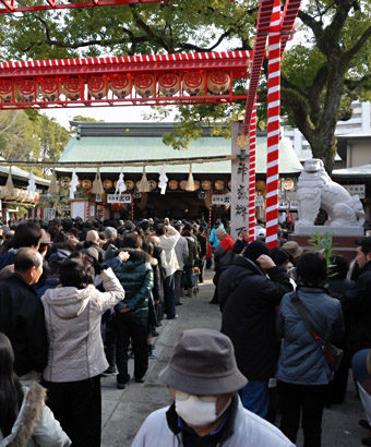 普段は人影がない十日恵比須神社もこの祭の期間は大賑わい
