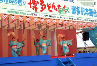 市内に沢山の舞台ができ歌や踊りが行われる