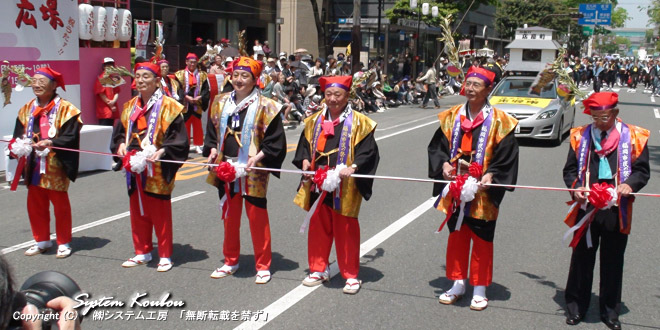 祭り振興会会長や福岡市長に交じって王会長もテープカット