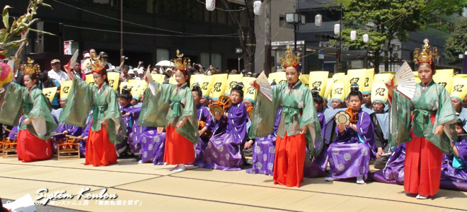 「博多松ばやし」は、福神、恵比須、大黒の三福神と稚児(ちご)で構成されている。写真は稚児舞(ちごまい)