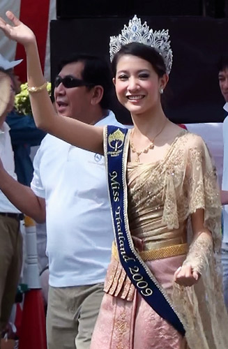 タイ王国どんたく隊(ミス・タイランド2009 オンウィパー・カノックナティーサワットさん)