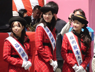 今年からミス福岡から親善大使という名前になった福岡親善大使の3名(左から谷口直美さん、武田奈々さん、永井小百合さん)