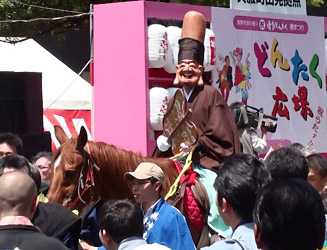 どんたくの幕開けを飾る福神流(福禄寿)の登場