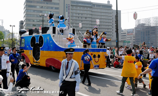 沿道から大喝采をうけるディズニーのキャラクター達