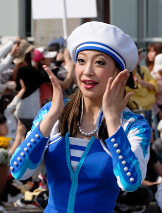 元気なダンサーのお姉さん