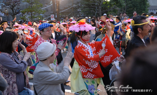 総おどり (栄奈美会・博多民踊協会の皆さんと見学者の踊り)
