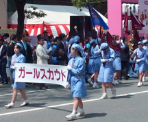 先導役を務めるガールスカウト