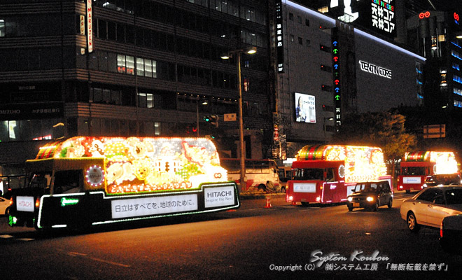 天神交差点を走る花自動車