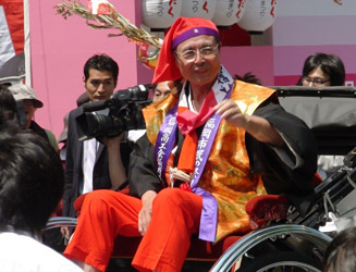 福岡市民の祭り振興会会長(河辺 浩幸)、市長(吉田 宏)、福岡市名誉市民 王貞治さんなどVIPの人力車