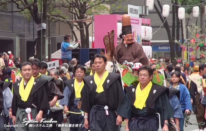 「博多松ばやし」は、福神、恵比須、大黒の三福神と稚児(ちご)で構成されている(写真は福神流) 2011/5/3 撮影
