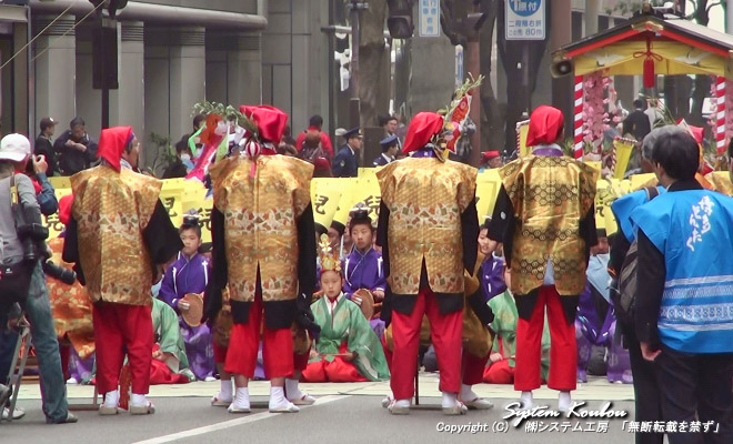 稚児(ちご)舞。 遠くからでは人が多くて良く見えない