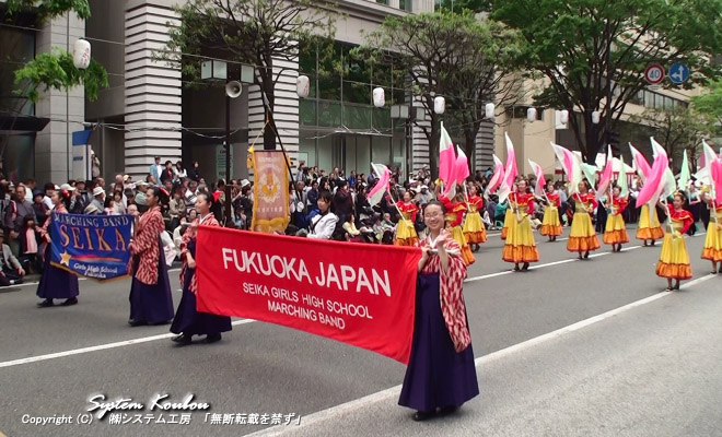 先導役は毎年すばらしいパレードを見せてくれる精華女子高等学校吹奏楽部