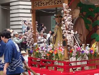 高砂連の名前の由来になっている長寿・夫婦円満の高砂人形の尉(じょう)と姥(うば)