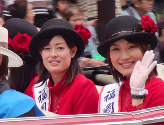 第41代福岡親善大使の3名(右から竹次紗希さん、大串なづなさん、坂本奈美さん)