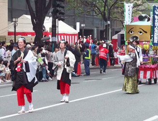 博多町人文化連盟どんたく隊(先頭は長谷川法世さん)