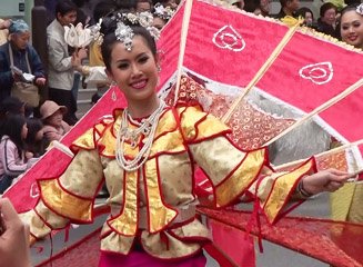 この衣装はタイ王国の国章の神鳥・ガルーダのイメージかなぁ