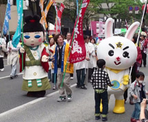壱岐市CATVキャラクター ライトくんと後ろは壱岐っ娘ちゃん