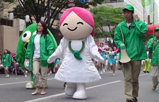 サガハイマットどんたく隊 吉野ヶ里歴史公園のマスコットキャラクター「やよい」 後ろは鳥栖市イメージキャラクター「とっとちゃん」