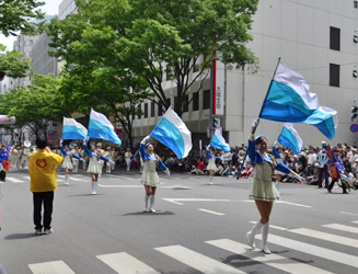 福岡市消防音楽隊のカラーガード隊「F・クィーンズ」