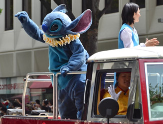 東京ディズニーリゾートのキャラクター「スティッチ」とアンバサダーのお姉さん