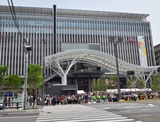 2011年3月3日に新しい駅ビル(JR博多シティ)が開業したJR博多駅