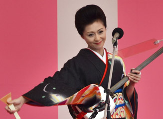 新曲「博多山笠女節」は三味線立ち弾きロック演歌