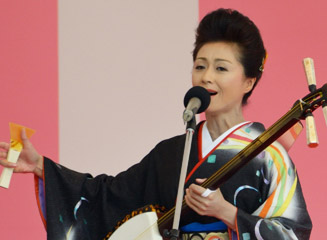 さすがにプロは立ち姿も良く歌も上手だ