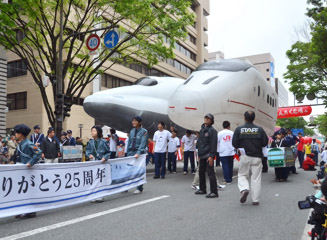 「つばめ」 と 「さくら」の巨大バルーン
