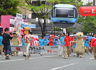 にしてつどんたく隊 西鉄バスの巨大バルーン