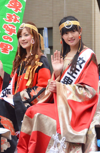 第29代女王卑弥呼(左:水城沙紀さん右:矢野愛子さん)