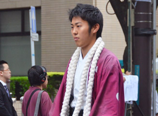 九州大学応援団の堂々とした応援団長