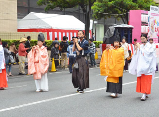雅楽にあった思い思いの衣装での演奏