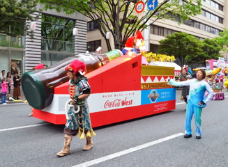 コカ・コーラウエストどんたく隊とUSJのコラボレーション