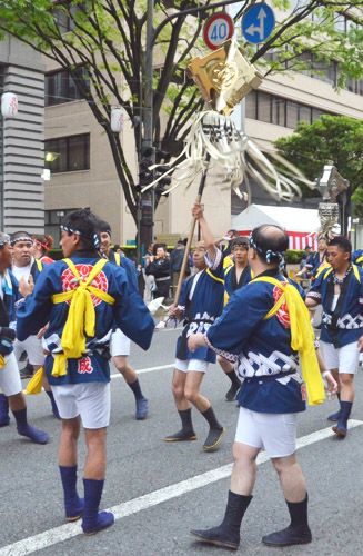 立正佼成会どんたく一乗隊の火消し纏(まとい)振り
