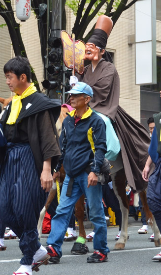 どんたくの幕開けを飾るのは博多松ばやし(三福神の中の福神登場)