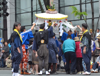カサボコの下をくぐると縁起がよく一年間健康でいられるらしい