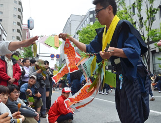 鯉のぼりの付いた縁起物を配っていた・・・・