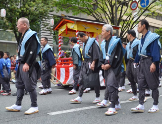 稚児舞の後は稚児行列で、カミシモ、たっつけ姿の男達に囲まれて子供達が舞姫を乗せた桟敷台を引く