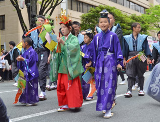 少年は烏帽子、直垂(ひたたれ)、太刀を持っています