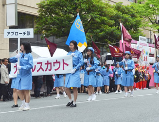 先頭はガールスカウト