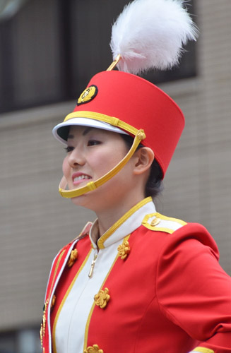 福岡県警察音楽隊カラーガードのトップの指揮者
