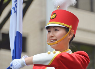 旗をふるカラーガード(Color Guard)