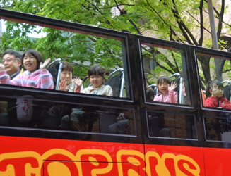 公募の90組180名が乗る(4 歳以上小学6 年生以下のお子さまと、同伴の保護者のペア)