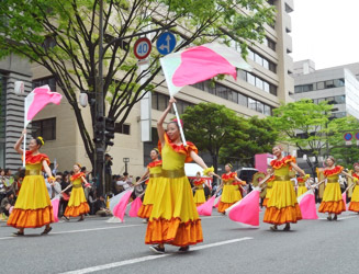 精華女子高の華やかなカラーガード