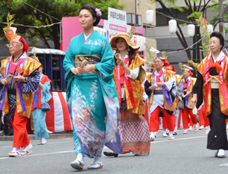 福岡商工会議所どんたく隊 着物の女性は前年度福岡親善大使